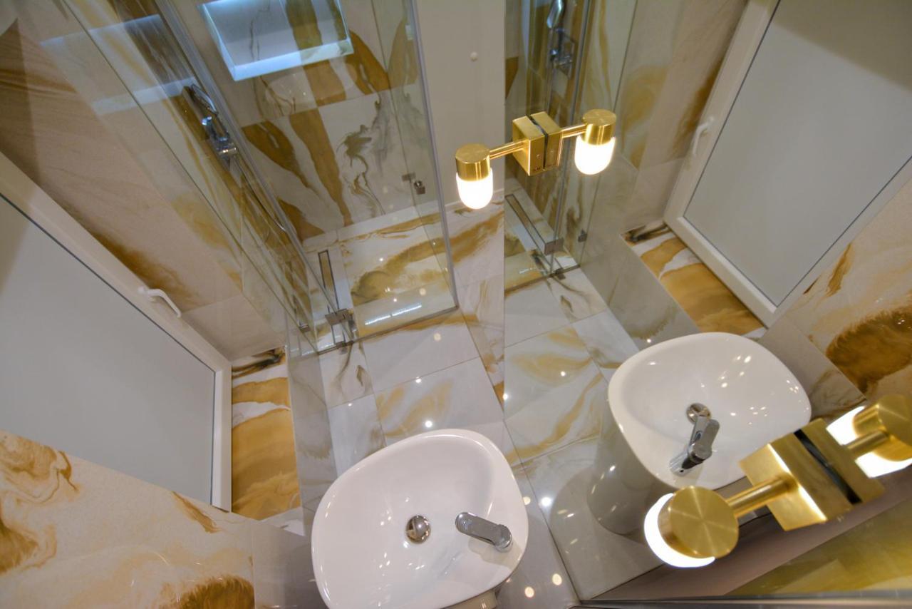 Lion'S Den Deluxe Studio Apartment Budapest Bagian luar foto